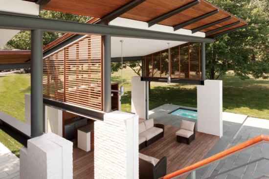 Carefully placed louvers put the living area in all-day shade. 