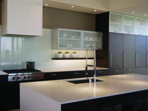 When+upper+cabinets+are+used%2c+it%27s+judiciously%2c+for+a+balance+of+high+function+and+pleasing+lines.