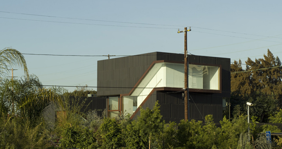 High-performance glass largely eliminates the penetration of harmful UV light to protect artwork