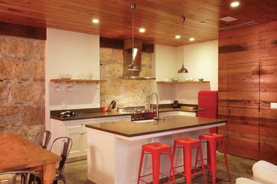 The+restored+barn+serves+as+a+smaller+companion+dwelling+to+a+bigger+house%2c+with+an+entire+first-floor+that%27s+just+under+600+square+feet.+