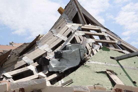 Collapsed gable trusses on a bump-out section of the dentist’s office on South Jackson Street in Joplin. An improved truss bracing system in this building element might have allowed this assembly to withstand the storm.