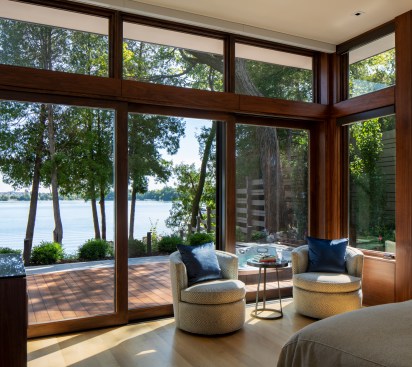 The design called for emphasis on the site’s assets while maintaining privacy and elegance. Multi-slide doors with roll screen walls open for blended spaces to maximize the benefits of lakefront living.