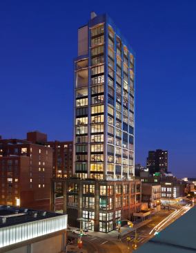 What once was an industrial neighborhood is now a district for exclusive art galleries, and the building's exterior reflects the area's original roots.