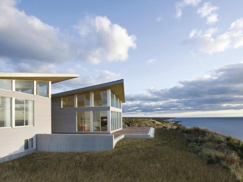 ECOHOME  2010 EcoHome Design Awards  Grand Award   High transoms along the roofline heighten the indoor-outdoor connection and frame distant views.