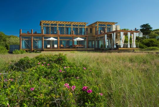 Building a house on a sand dune involves specific demands, especially when the home has so many floor-to-ceiling windows. The house needs to be raised so that tide surges, wind, and rain can blow beneath it. Plus, there’s the aesthetic challenge of making sure the propped-up house relates to the ground it sits on.