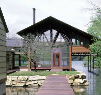 Manmade water courts next to the existing canal allow house and site to interlock. The evacuated landfill reappears in the form of a grassy, stone-edged peninsula.