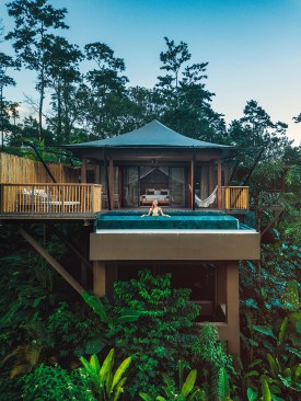 The exterior color blends seamlessly with the surroundings, while interior palettes reflect those found in the natural environment and context of Costa Rica, including tones of rainbow eucalyptus tree bark, shades of green, and touches of leather. A private plunge pool fed by natural mineral hot springs is a highlight of each accommodation.  