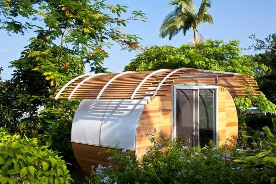 Set among the trees, the unit features a shading trellis that limits heat gain. Large windows and sliding glass doors provide natural light, maintain views, and funnel in ocean breezes to cool the interior.