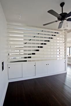 Open screens allow daylight and natural ventilation to pass unimpeded throughout the house.