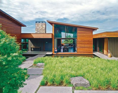 Sheltered from the street and neighbors, and landscaped in a meditative monoculture of liriope, the central courtyard provides a soothing counterbalance to the open views beyond.