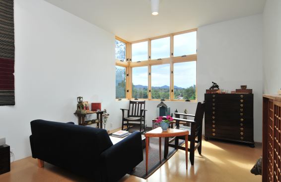 The living room, which also serves as a gallery for the couple’s folk art collection, faces south for passive solar gain. It includes a view of the foothills of the Sangre de Cristos Mountains.