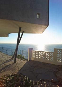 Angled columns support the main-level volume.