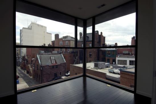 The use of glass was one of the things the judges appreciated about this project. "There is very little artificial light," they noted.