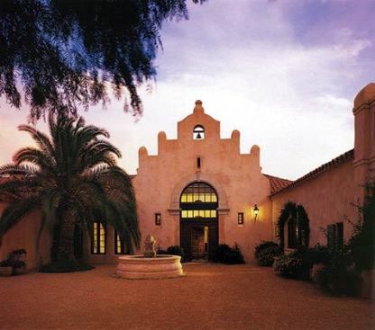 Rancho Dos Vidas, Frio County, Texas – patio de campo at dusk.