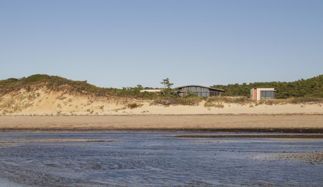 The+main+house+touches+down+gently%2c+half+way+up+the+coastal+bank+so+that+the+natural+landscape+retains+its+primacy