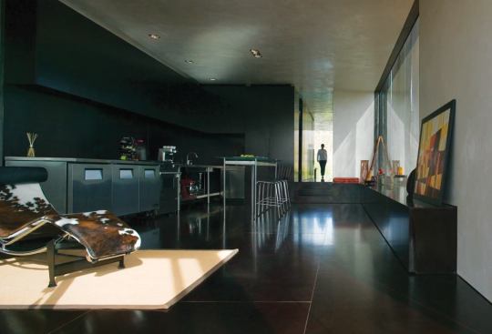 Even in spots without the sun-shading mesh, the residence's glazing and overhangs work to frame mountain views but shun direct midday rays.