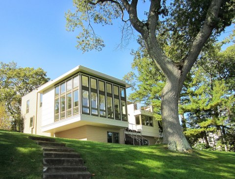 The+cantilevered+living+room+volume+hovers+above+the+lake-side+yard.+The+cantilevered+volumes+of+the+main+living+spaces+help+reduce+and+control+the+scale+of+the+house+on+the+lake+side.+