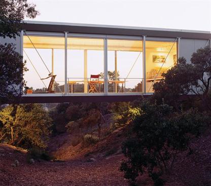 This art studio addition by Safdie Rabines Architects spans a shallow arroyo. Steel cross-bracing adds extra support without detracting from the studios delicate appearance. 