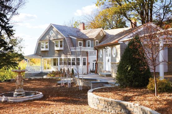 The trimwork at the Isles Perch, designed by Laurel Ulland Architecture, demonstrates Welch Forsman's excellence in woodworking and finish carpentry.