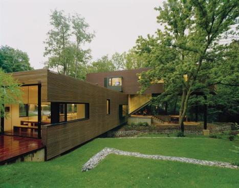 The home consists of two rectilinear forms, one set on top of the other at a 90-degree angle. 