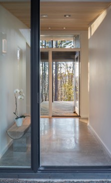 The pass-through entryway draws visitors into the house, while immediately providing a connection to their surroundings. 
