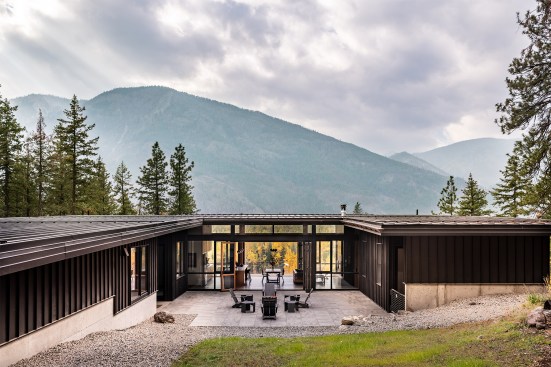 Edelweiss House open to mountain views