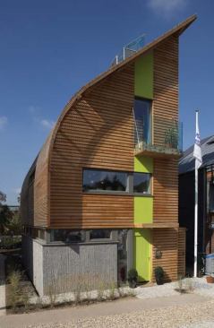 Seen from the back, the Lighthouse has a sweet chestnut cladding and a wind catcher.