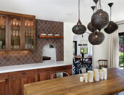 The+dining+room+entry+is+arched%2c+and+the+pass-through+follows+the+same+lines.+Using+it+makes+serving+dinner+to+guests+in+the+dining+room+a+simple+thing.