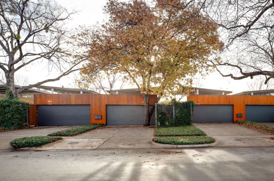 Architect Edward Baum couldn’t find affordable housing close to downtown Dallas when he was teaching architecture there, so he designed and built two duplexes on suburban lots. Baum was influenced by the California case study houses to design simple, elegant houses that can be duplicated in various locations.