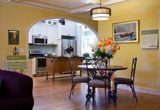 An arched doorway separates the dining room and kitchen.