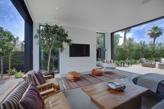 The positioning of the indoor-outdoor spaces create a seamless transition and flow throughout the site. The portal
window breaks up the scale of the garage element beyond and connects the studio with the main house.