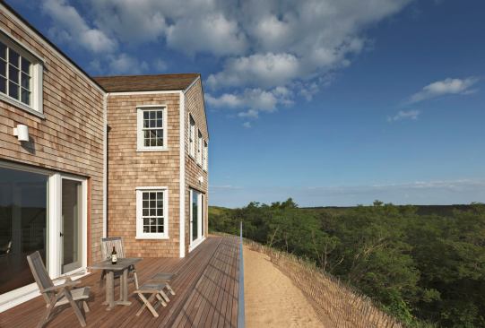 The inland-side deck’s slender metal railing poses minimal visual obstruction.