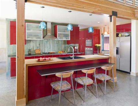 The+exposed+exterior+structure+of+this+north+woods+cabin+is+made+of+glulam.+Exposed+glulam+beams+are+on+the+the+inside+of+the+house%2c+too.