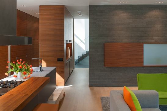 Contrasting wall finishes define interior elements as geometric solids.