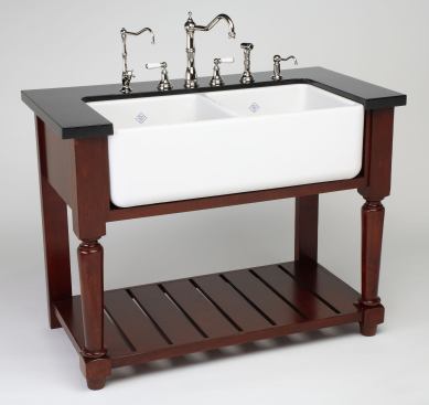 Whether in cast-iron, stainless steel, or fireclay, farmhouse sinks are a great element in both classic and modern kitchens.