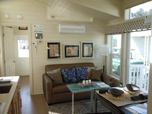 Seen from the bath, the main living space offers generous ceiling heights.