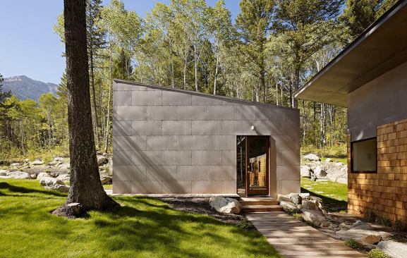 The buildings’ shed roofs suit the area’s snowy winters. Boulders found on the site form an organic landscape element.