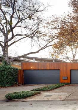 Architect Edward Baum couldn’t find affordable housing close to downtown Dallas when he was teaching architecture there, so he designed and built two duplexes on suburban lots. Baum was influenced by the California case study houses to design simple, elegant houses that can be duplicated in various locations.