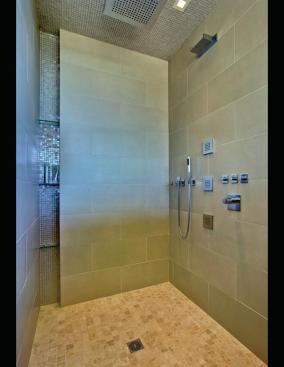 Niche+shelves+in+the+shower+provide+space+for+bath+items.