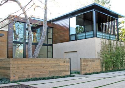 This L.A. home brings together two popular California traditions—modern architecture and outdoor living—in a serene union. Located in an established community, the one-acre lot had mature trees the owners wanted to keep and an existing house they did not. William Hefner Architecture and Interiors razed the home and started fresh.