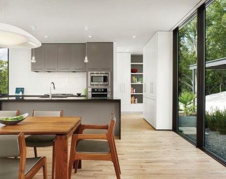 Views of the outdoors in unexpected places like the shower or above the 
tub and brings added natural light and a feeling of space to these 
petite baths.
