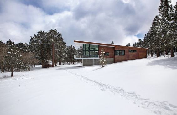The house’s long shed roof mirrors the slope of the land. A large, solitary boulder on the property served as the datum point for the main floor elevation.