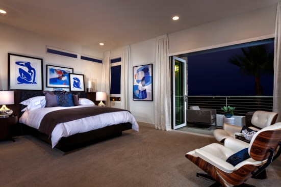 Multi-level balconies expand the sense of space.