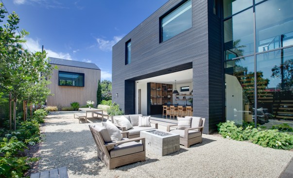 Both the exterior and interior architecture feature clean lines and create a strong indoor-outdoor relationship,
perfect for both intimate family living and entertaining