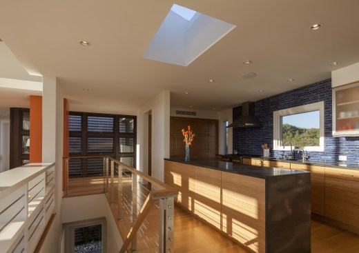 The+kitchen+is+visually+open+to+the+main+living+space%2c+but+separated+by+the+stair+to+the+lower+level+bedrooms+so+the+husband+could+enjoy+cooking+in+relative+peace.+