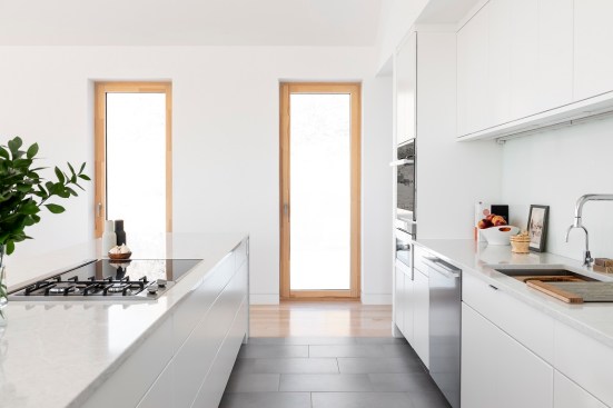 Rügemer selected a neutral, daylight-reflective flat white for all walls, ceilings, and kitchen finishes.
