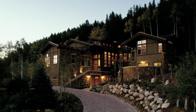 A client from the Midwest brought a taste for Craftsman style to this ski-village retreat (above and opposite). Built in a zone of unstable soils, the building is designed to withstand the fl ow of a landslide.