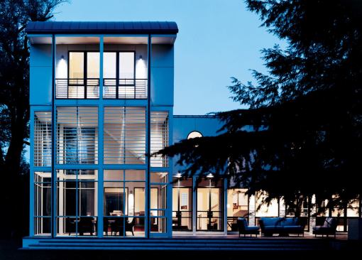 This Modernist addition to a 1930s villa greatly improves the function of the original building, while paying due respect to its dignified Moderne design.