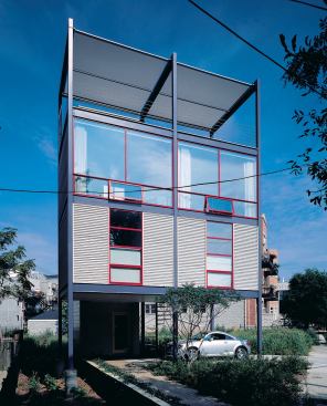 This in-town Chicago home borrows the vertical form of its high-rise neighbors, but for a very practical purpose. The lot it occupies is barely larger than the house itself.