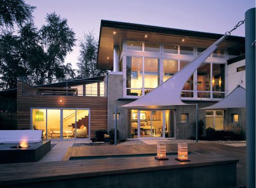 All bedrooms in the main house open to the secluded courtyard, while double sets of oversized glass doors allow the owners to feel as connected to the outdoor room as they wish. A spacious roof deck accommodates a long table for dining al fresco.